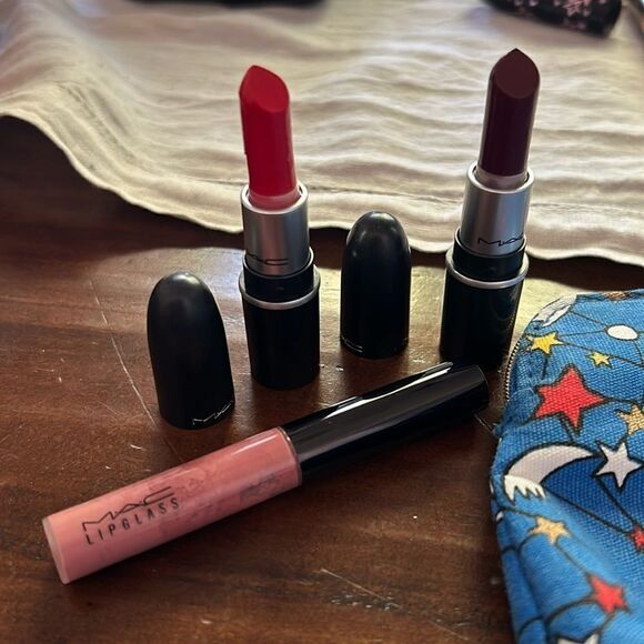 Mac 2 mini lipsticks and 1 lipglass l’Occitane new cosmetic bag - Picture 2 of 16